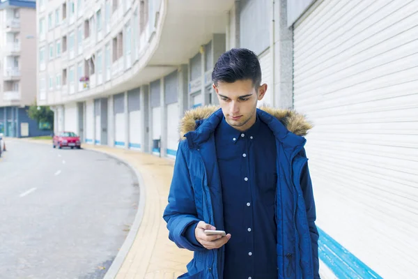 Jovem Falando Celular Rua Cidade — Fotografia de Stock