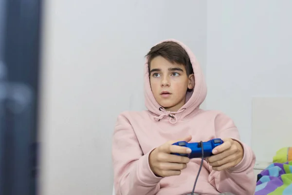 Ung Tonåring Med Spelet Joystick Spelar Hemma — Stockfoto