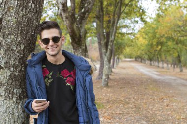 genç ile sonbaharda açık havada hareket eden telefon