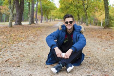 açık havada hareket eden telefon ile oturan genç