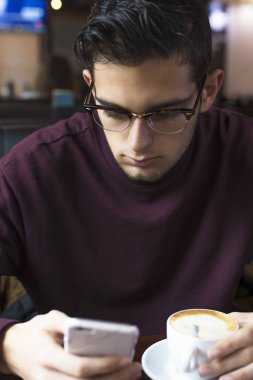 hareket eden telefon içinde kafeterya ile genç adam