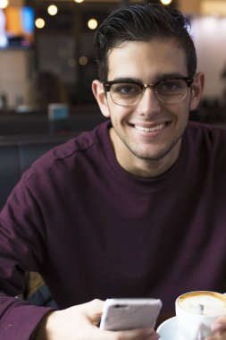 hareket eden telefon içinde kafeterya ile genç adam