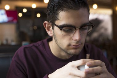 kahve içme modern genç adam