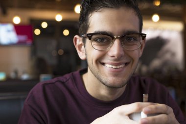 kahve içme modern genç adam