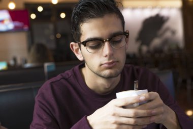 kahve içme modern genç adam