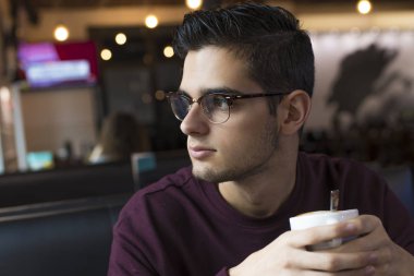 kahve içme modern genç adam