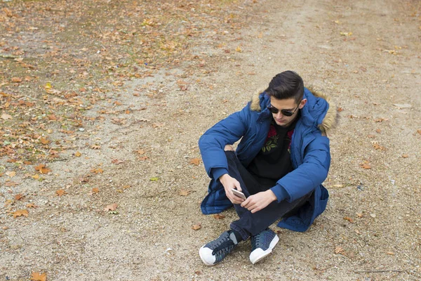 Jongeren Zitten Buiten Met Mobiele Telefoon — Stockfoto