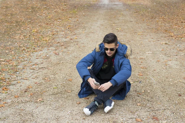 Jongeren Zitten Buiten Met Mobiele Telefoon — Stockfoto