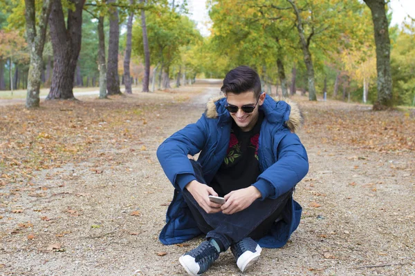 Jovem Sentado Livre Com Telefone Móvel — Fotografia de Stock