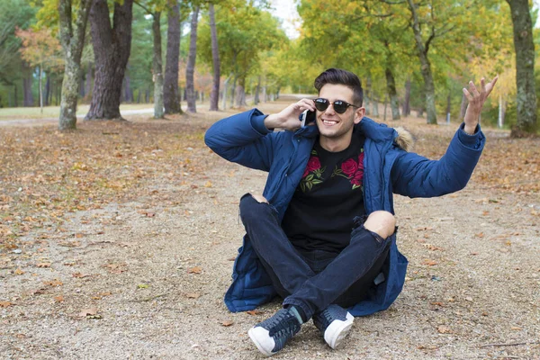 Jovem Sentado Livre Com Telefone Móvel — Fotografia de Stock