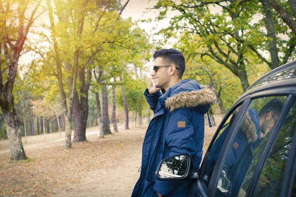 Giovane Adulto Con Auto Telefono Cellulare Esterno — Foto Stock