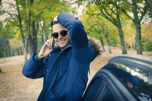 Молодий Восени Говорить Мобільному Телефоні Відкритому Повітрі Машиною — стокове фото
