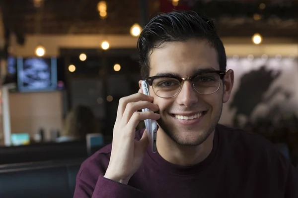 Νεαρός Άνδρας Κινητό Τηλέφωνο Στην Καφετέρια — Φωτογραφία Αρχείου