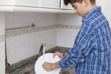 çocuk, genç, genç veya bulaşıkları ovma varoluş