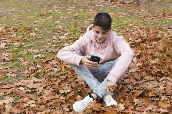 Preteenage Jongen Met Mobiele Telefoon Bossen Herfst — Stockfoto