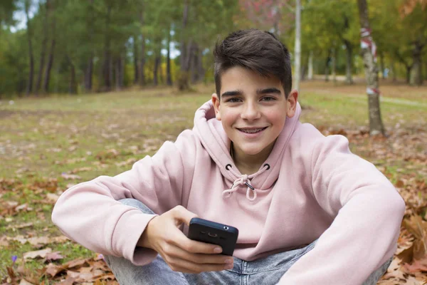 Niño Preadolescente Con Teléfono Móvil Bosque Otoño —  Fotos de Stock