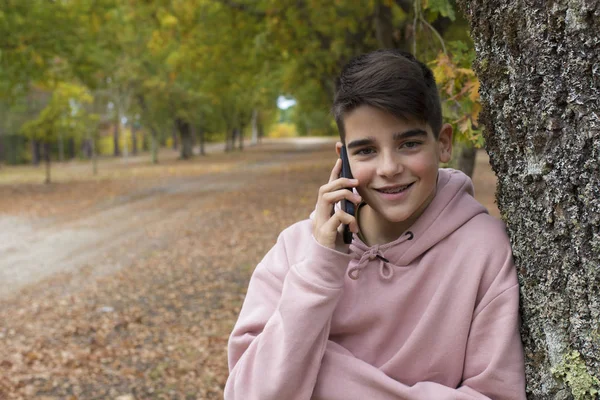 Tiener Praten Mobiele Telefoon Buiten Herfst — Stockfoto