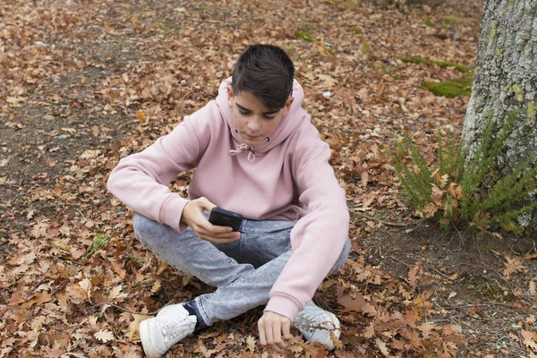 Молодой Подросток Мобильным Телефоном Парке Осенью — стоковое фото