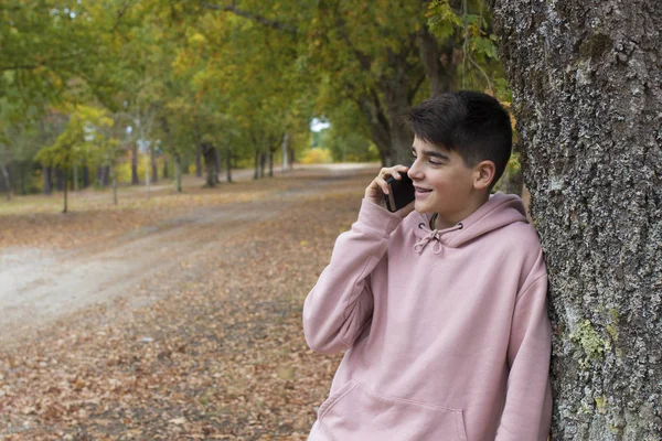 Tiener Praten Mobiele Telefoon Buiten Herfst — Stockfoto