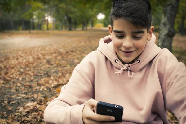 Jonge Tiener Met Mobiele Telefoon Het Park Herfst — Stockfoto