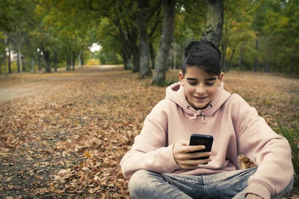 Jonge Tiener Met Mobiele Telefoon Het Park Herfst — Stockfoto