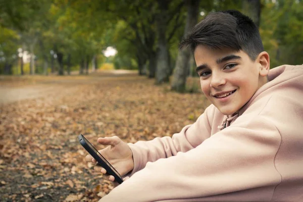 Jonge Tiener Met Mobiele Telefoon Het Park Herfst — Stockfoto