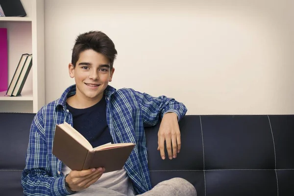 Παιδί Έφηβος Preteen Ανάγνωση Μελέτη Στο Σπίτι — Φωτογραφία Αρχείου