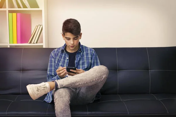 Enfants Adolescents Préadolescents Avec Téléphone Portable Assis Sur Canapé — Photo