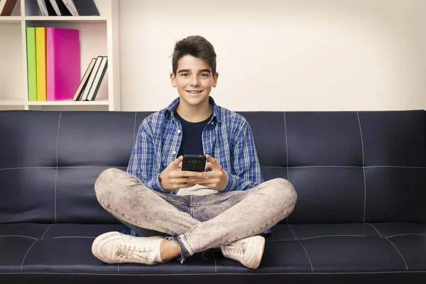 Niños Adolescentes Preadolescentes Con Teléfono Móvil Sentado Sofá —  Fotos de Stock