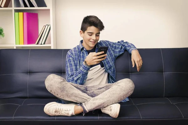 Kinderen Tiener Preteen Met Mobiele Telefoon Zittend Bank — Stockfoto
