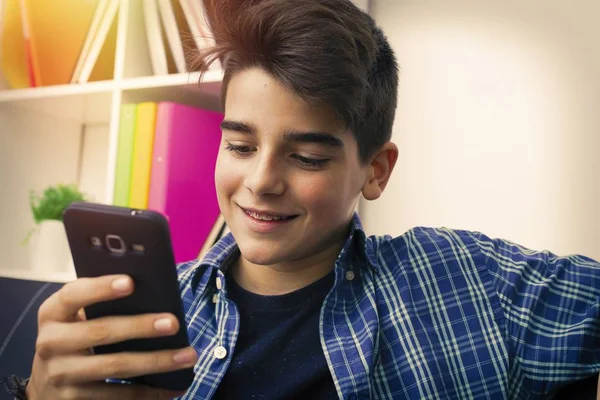 Crianças Adolescente Pré Adolescente Com Telefone Celular Casa — Fotografia de Stock