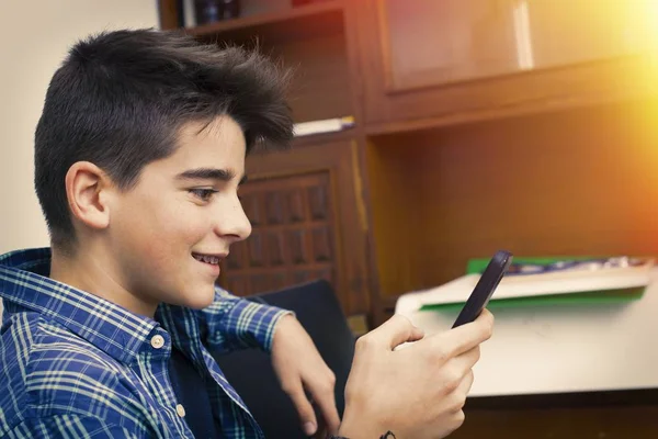 Niño Adolescente Preadolescente Con Teléfono Móvil Casa — Foto de Stock