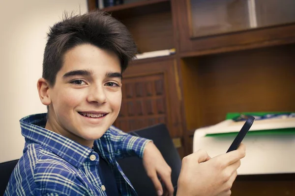 Niño Adolescente Preadolescente Con Teléfono Móvil Casa —  Fotos de Stock