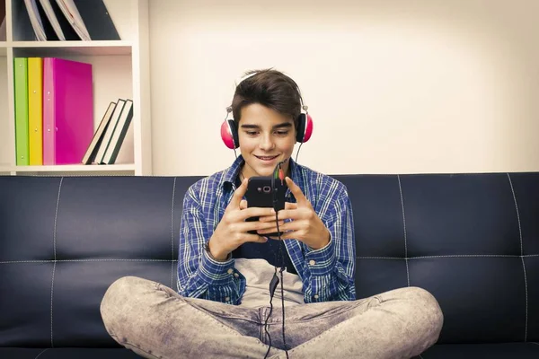 Criança Adolescente Pré Adolescente Com Telefone Celular Casa — Fotografia de Stock