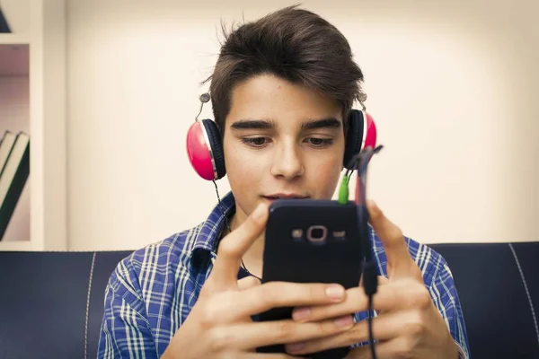 Niño Adolescente Preadolescente Con Teléfono Móvil Auriculares — Foto de Stock