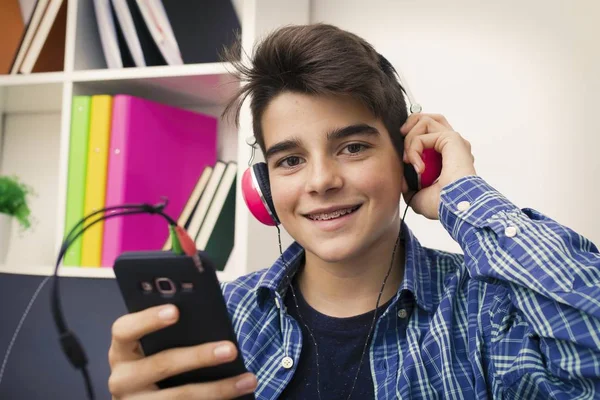 Niño Adolescente Preadolescente Con Teléfono Móvil Auriculares —  Fotos de Stock