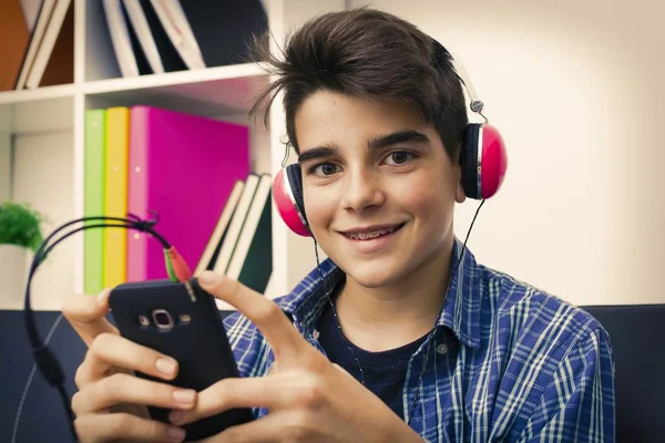 Niño Adolescente Preadolescente Con Teléfono Móvil Auriculares —  Fotos de Stock