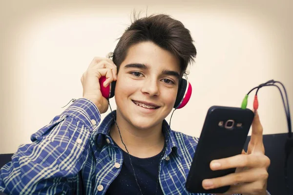 Niño Adolescente Preadolescente Con Teléfono Móvil Auriculares —  Fotos de Stock