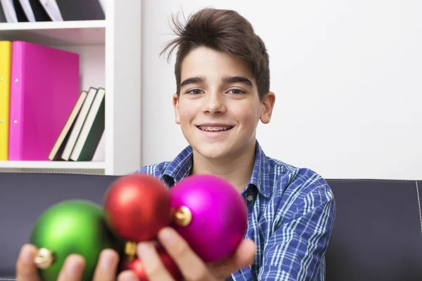 Criança Adolescente Pré Adolescente Com Bolas Natal Decorações Férias — Fotografia de Stock