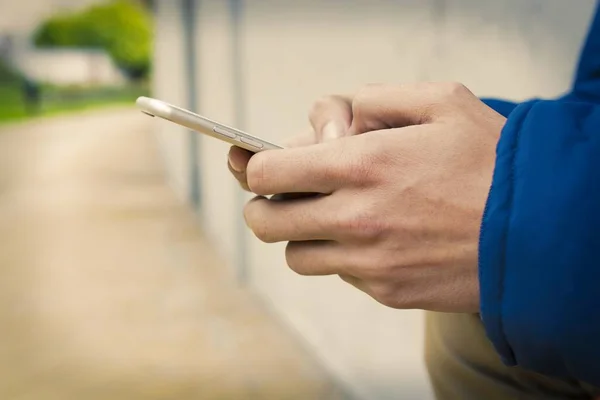 Manos Con Teléfono Móvil Calle — Foto de Stock