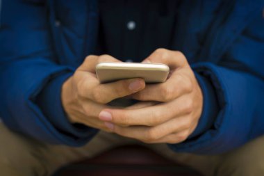 Cadde üstünde hareket eden telefon ile el