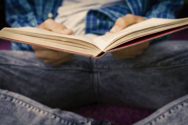 Genç öğrenci elinde açık kitap closeup