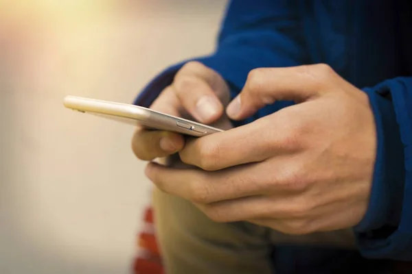 Handen Met Mobiele Telefoon Straat — Stockfoto