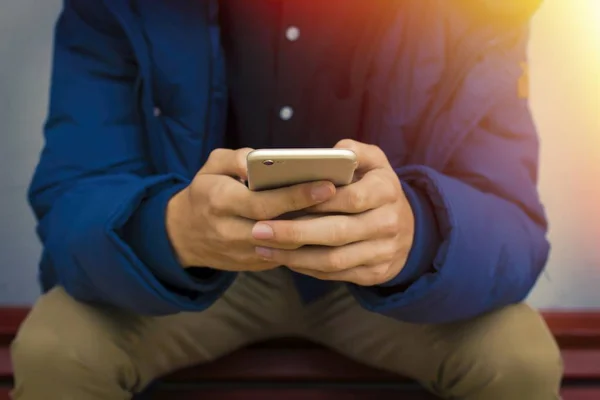 Hände Mit Handy Auf Der Straße — Stockfoto