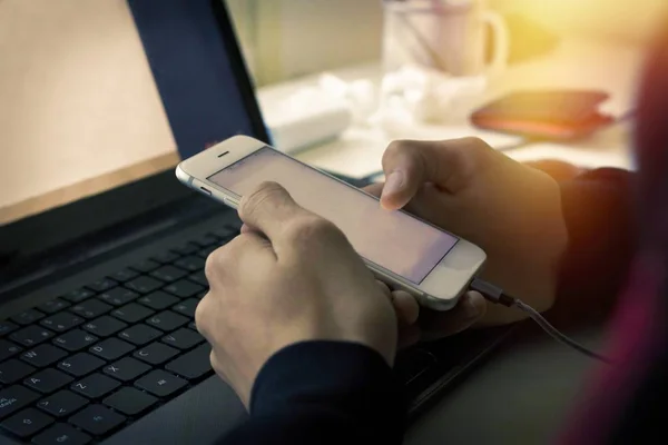 Manos Con Teléfono Móvil Ordenador Escritorio — Foto de Stock