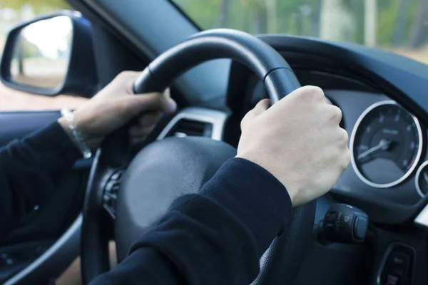 Mãos Motorista Agarrando Volante Carro — Fotografia de Stock