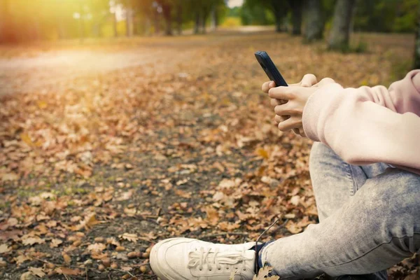 屋外の秋に手を携帯電話 — ストック写真