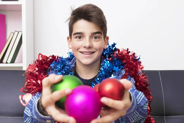 Criança Adolescente Pré Adolescente Com Bolas Natal Decorações Férias — Fotografia de Stock