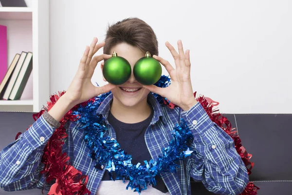 Niño Adolescente Preadolescente Con Bolas Navidad Decoraciones Navideñas —  Fotos de Stock