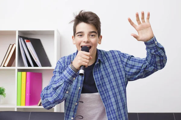 Bambino Adolescente Preadolescente Con Microfono Che Canta Casa — Foto Stock